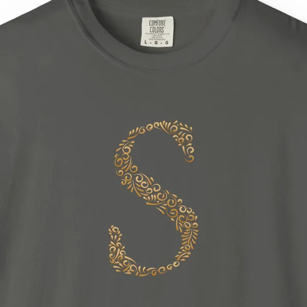 initial-s-tee-pepper-chest Close-up of the Initial S print on a Pepper Comfort Colors 1717 tee
